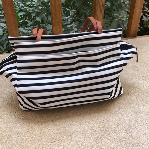 NWT Black & White Travel Tote‼️ - Picture 2 of 4